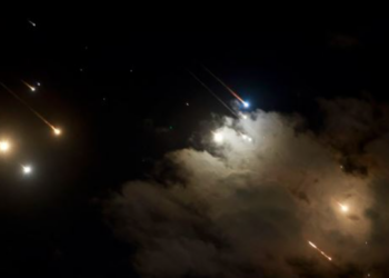 Irani lëshon qindra raketa mbi Izrael/ Iraku, Jordania dhe Libani mbyllin hapësirat ajrore