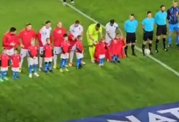 Përballja Çeki-Shqipëri/ Lojtarët kuqezinj nuk harrojnë humanizmin, gjesti i bukur ndaj fëmijëve para nisjes së ndeshjes