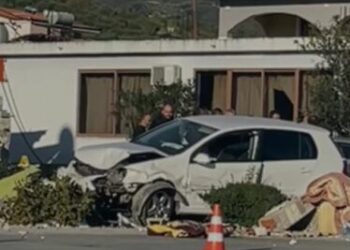 Aksident i rëndë në Peqin! Përplasen dy makina, ndërron jetë i mituri, shoqërohen dy shoferët (EMRAT)