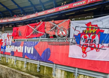 FOTO/ Tifozët çekë nuk ndalen vetëm me “Kosova është Serbi”, shpalosin flamurin shqiptar me kokë poshtë në stadium