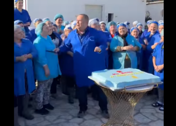 VIDEO / Luca i bën Berishës tortë me yllin komunist: Pash zotin rri aty derisa të futemi në BE
