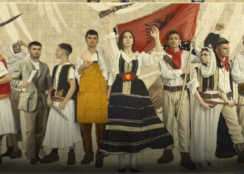 FOTO / 80-vjetori i Çlirimit, nxënësit risjellin mozaikun “Shqipëria” në Muzeun Historik Kombëtar