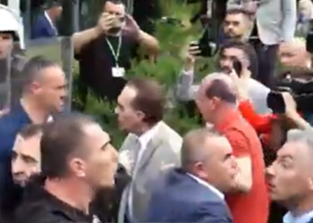 VIDEO / Kërcet grushti para Parlamentit, ‘boksieri’ Flamur Noka godet policët e FNSH