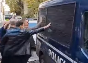 VIDEO / Policia dërgon Metën në burgun 302, Blushi godet furgonin: Mbahu, je si Che Guevara!