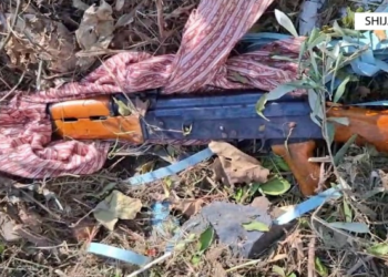 EMRI/ Kërcënoi me kallashnikov dy persona në mes të rrugës, arrestohet 28-vjeçari në Shijak