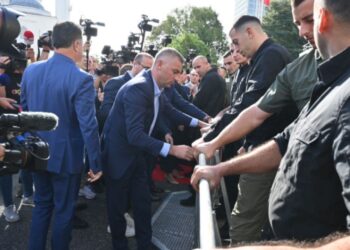 Përplasjet në Kuvend/ “Ku janë ambasadorët?” Gjekmarkaj: FNSH u fut si në shtetet që sundohen nga juntat!