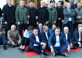 FOTOLAJM / Të ulur këmbëkryq, deputetët e PD në “mosbindje” para Parlamentit