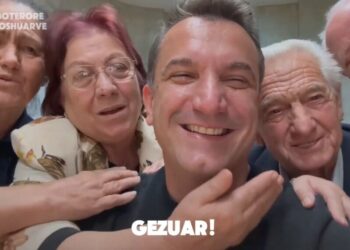 VIDEO / Veliaj uron gjyshërit dhe gjyshet: Nga 1 janari, do udhëtojnë falas me autobusë