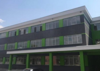 Plagosje në gjimnazin e Fushë-Krujës, nxënësi godet me brisk 18-vjeçarin