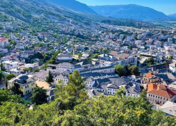 “Na jep pasuritë”, burrë e grua në Gjirokastër mbajtën peng 53-vjeçarin në banesën me qira, prangosen nga Policia