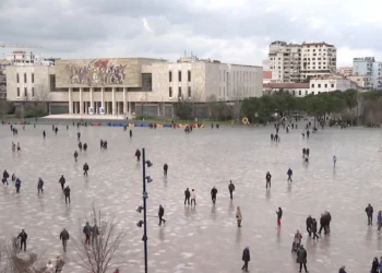 Shtesa e pagave! Qeveria miraton rritje për profesione të veçanta, ekspertët: Të përfshihen mjekët e mësuesit