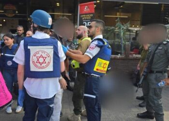 Sulm terrorist në një stacion autobusi në jug të Izraelit, sulmuesi dhe një 25 vjeçare të vdekur, disa të plagosur