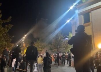 Molotovi i shpërthen në këmbë, plagoset efektivi i policisë para Bashkisë së Tiranës