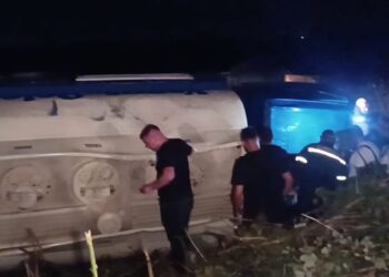 Aksident i rëndë në aksin Lushnje-Berat/ Autoboti përplaset me zetorin dhe përfundon në kanal, ndërron jetë drejtuesi