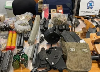 Zbulohet arsenal armësh në një banesë në Athinë, policia zbulon emrin e shqiptarit të “famshëm”: Të lidhura me…