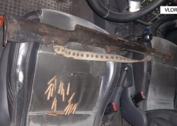 Udhëtonte i armatosur me Kallashnikov, pranga 44 vjeçarit në Vlorë