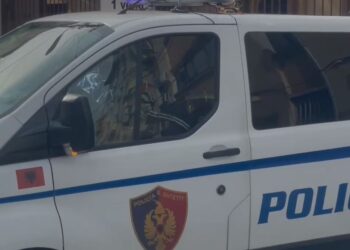 Shkuan pas denoncimit për dhunë në familje/ Kundërshtoi efektivët dhe plagosi me thikë policin, arrestohet 30-vjeçari (Emri)