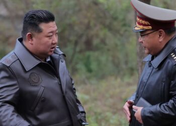 Kim Jong Un viziton bazat raketore: Arsenali bërthamor i SHBA-së paraqet kërcënim për ne