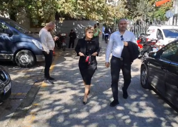 Rinis gjyqi për Ilir Metën dhe të tjerët, Monika Kryemadhi mbërrin në GJKKO, gjesti i saj tërheq vëmendjen