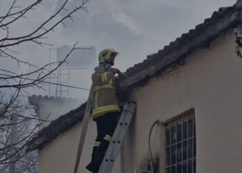 Emri/ Çnjerëzore! Donte të vriste prindërit e tij të moshuar duke i vënë zjarrin banesës, arrestohet 42-vjeçari në Fier