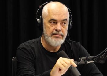 “Duhet të çmendesh ose ta bësh atë punë”/ Rama ironizon akuzat e opozitës: Ju kam lënë Zotin