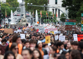 “Tradhtar”/Dhjetëra mijëra protestues në Madrid kërkojnë dorëheqjen e kryeministrit Sanchez