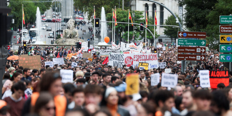 People protest as they demand lower housing rental prices and better living conditions in Madrid, Spain, October 13, 2024. REUTERS/Isabel Infantes