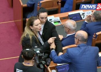 “Kjo s’është mosbindje, por luftë civile”, Petro Koçi akuzon opozitën, Vokshi i heq mikrofonin