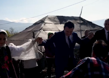 VIDEO / Albin Kurti ia merr valles, përurohet rruga që lidh fshatrat e Kosovës me të Shqipërisë