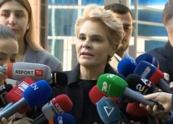 Shtyhet seanca pas përplasjes në sallë/ “Pashë tre muskujtjerët”, Kryemadhi: Na lanë vetëm 3 orë kohë për t’u njohur me provat! Meta ishte…