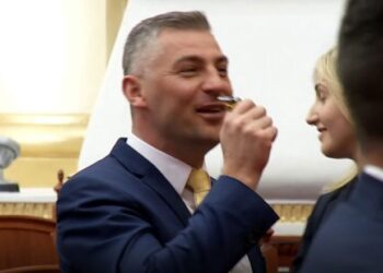 Karriget e djegura të Parlamentit, Nallbati: S’japim asnjë lek! T’i paguajë Elisa e Doganave