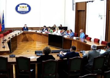 Opozita vijon bojkotin në tre komisione parlamentare, por punimet vijojnë! Ministri i Mbrojtjes dëshmon tek “Dezinformimi”
