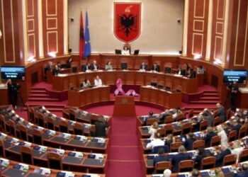 71 deputetë të pranishëm në Kuvend, maxhoranca arrin kuorumin! Miratohet projektligji në rend dite