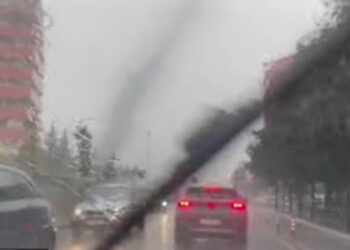 Stuhia ‘pushton’ Shqipërinë! Trafik i rënduar në kryeqytet, makinat qarkullojnë me vështirësi nga reshjet e dendura