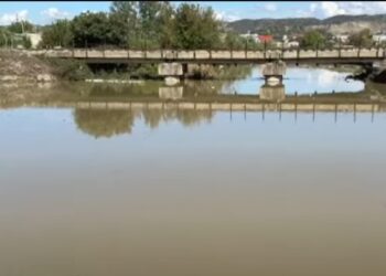 Situatë e rënduar, rrugët ende të përmbytura/ Digjet një nga pompat e hidrovorit të Vlorës, mbetjet pushtojnë kanalet!