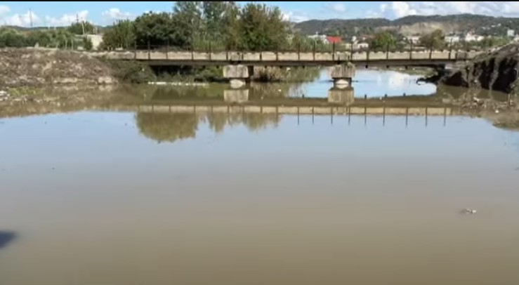 Situatë e rënduar, rrugët ende të përmbytura/ Digjet një nga pompat e hidrovorit të Vlorës, mbetjet pushtojnë kanalet!