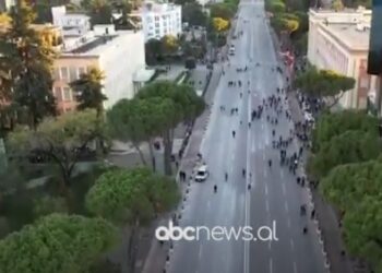 Pamjet me dron, shumë pak protestues në bulevardin ‘Dëshmorët e Kombit’