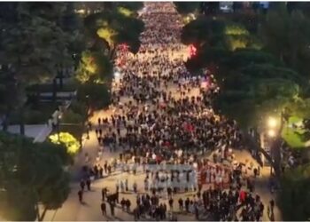VIDEO/ Pamjet me dron të protestës para kryeministrisë! Shikoni pjesëmarrjen