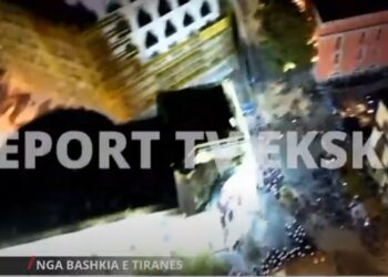 Pamjet me dron nga Bashkia e Tiranës, protestuesit e pakët rrethojnë godinën