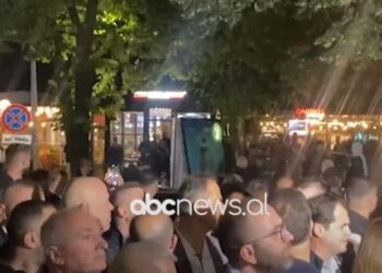 Protesta vijon dhunën, militantët shkulin banderolat dhe thyejnë xhamat