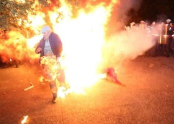 PD protestë me molotovë rrezikon edhe qytetarët, merr flakë gjatë tubimit një person