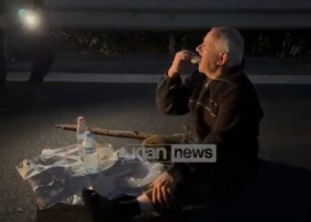 VIDEO / Mosbindja civile arrin “kulmin”, qytetari ia shtron me raki e djathë në mes të rrugës