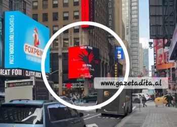 VIDEO/ Rama në Nju Jork, logo e eventit shfaqet në ekranin e famshëm të Time Square