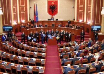 Seanca plenare, PD çon në sallë vetëm deputetët e papërjashtuar, bllokohet foltorja