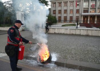 Shënohet akti i parë i “mosbindjes” civile, djegin një… gomë para Presidencës