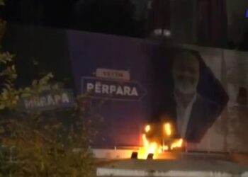 Protestuesit hedhin molotov drejt selisë së Partisë Socialiste, merr flakë banderola dhe hyrja e godinës