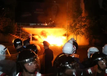 Rezistencë civile apo partiake? – analiza e Lutfi Dervishit: Molotovi kap faqet e para të gazetave, por dëmton besimin te opozita