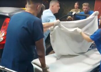 U bllokua në trafik gjatë protestës, gruaja lind foshnjen në makinë