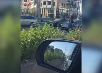 Del video e tjetër nga momenti i arrestimit të Ilir Metës. Qytetari filmon efektivët me maska, por…