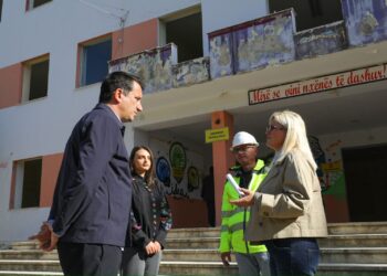Veliaj inspekton punimet për “Shyqyri Pezën”: Investimet në Kombinat do të jenë këtu për 100 vitet e ardhshme
